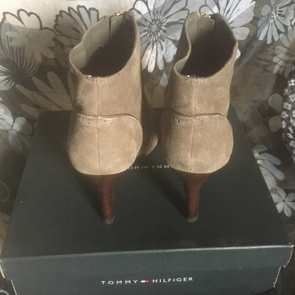 Trendy Wing-tip style bootie - Picture 3 of 4